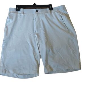 UNDER Armor white   men's Short  in excellent condition  size 38